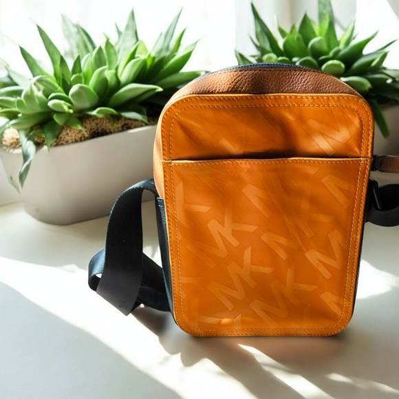 NWOT Michael Kors Crossbody/Messenger/Travel/Flight Bag - Picture 12 of 12